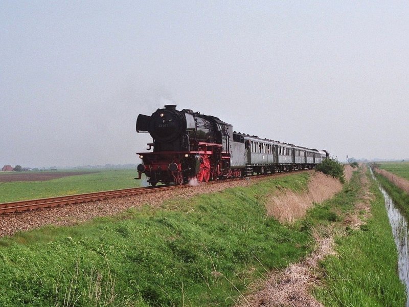 Die 23 071 und die 50 3654 (hinter) der VSM (Veluwse Stoomtrein Maatschappij) whrend eine Sonderfahrt Sneek-Stavoren durch die Provinz Frysln bei Workum am 7-5-2006.