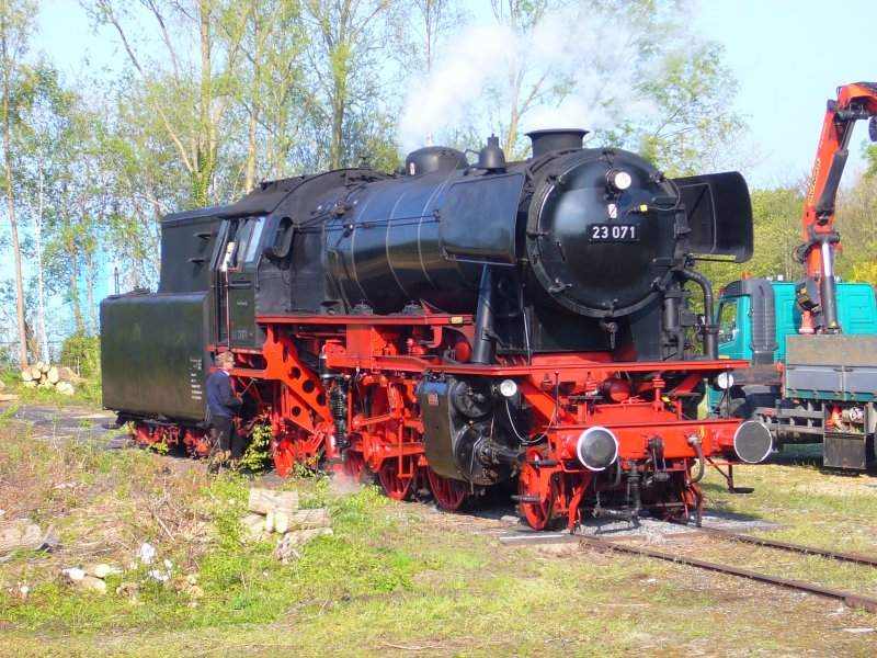 Die 23-071 der VSM wird liebefol geflegt weil die Kohle hereingefhlt werden die beim  Dampf im Friesland  verbraucht sein. 
Samstag 21. 4. 2007, Betriebsgelnde Sneek, 17.35 Uhr
