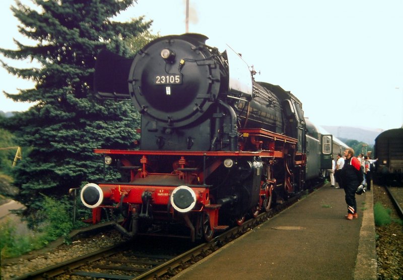 Die 23 105 auf ihrer Odenwaldrundfahrt. Die Aufnahme stammt aus der Zeit Anfang der 90er Jahre. Hier glnzten die die Kesseleitungen noch nach frischpoliertem Kupfer. Ohne Mucken und absolut souvern spulte sie damals ihr Programm ab.