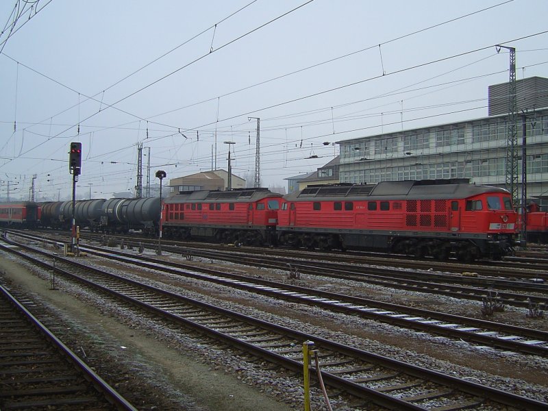 Die 232 022 und eine Schwester Lok am 21.12.2007 bei der Durchfahrt mit einem Kesselwagenzug durch Regensburg Hbf. 