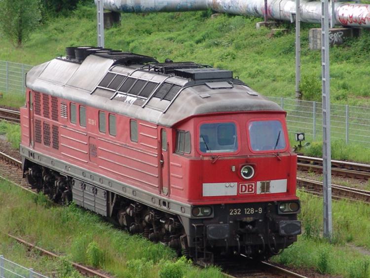 Die 232 128-9 wartet auf den nchsten Einsatz in Hhe Berlin-Warschauer Str.Aufgenommen am 25.05.06  