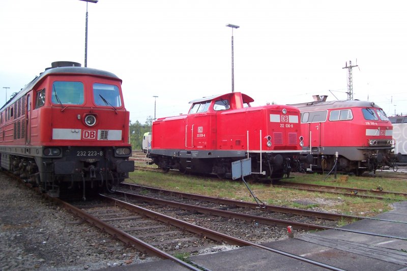 Die 232 223-8, 212 036-8 und 218 397-8 Bei einer unvorhergesehende Parade im BW Haltingen