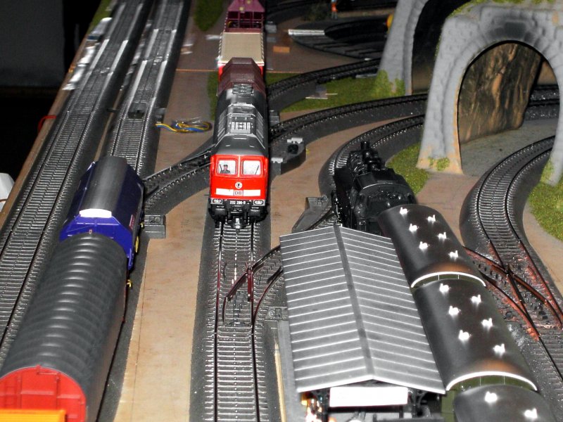 Die 232 286 mit einem Gterzug bei der Durchfahrt durch den Bahnhof.