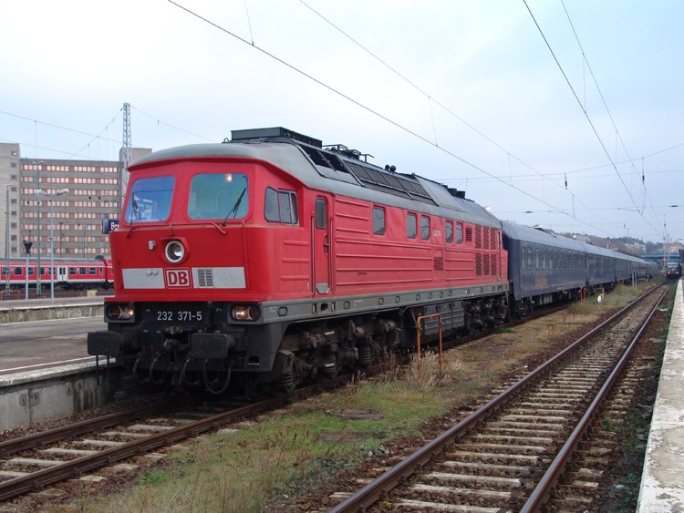 Die 232 371-5 steht mit einem CNL im Bahnhof Berlin-Lichtenberg.Aufgenommen am 28.10.06