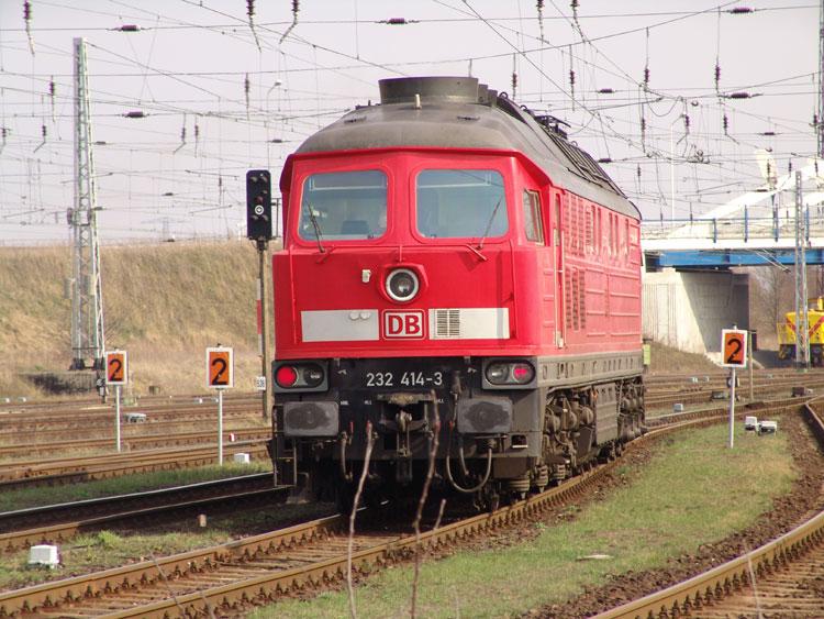 Die 232 414-3 bei der Ausfahrt aus dem Cargo-Bahnhof WRS als LZ nach Poppendorf.Aufgenommen am 06.04.05