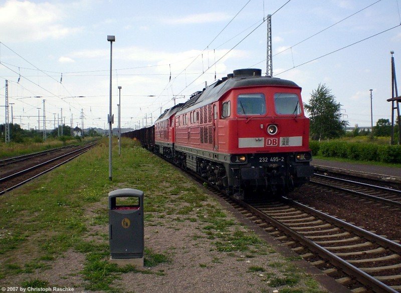 Die 232 495-2 zog gemeinsam mit der 233 349-1 einen Gterzug durch Angersdorf bei Halle/Saale. (Angersdorf - 14.08.07)