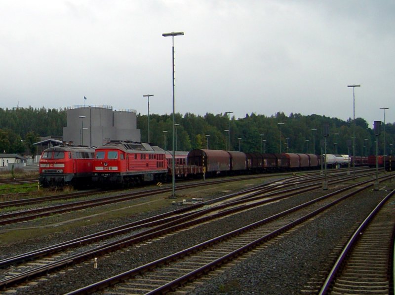 Die 232 544 mit einem G�terzug und die 218 192 am 21.09.2008 in Markt Redwitz. 