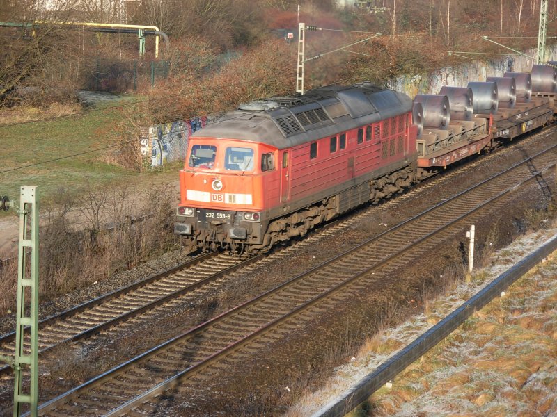 Die 232 553 mit einem Stahlzug am 02.01.2008 bei Herne-Eickel
