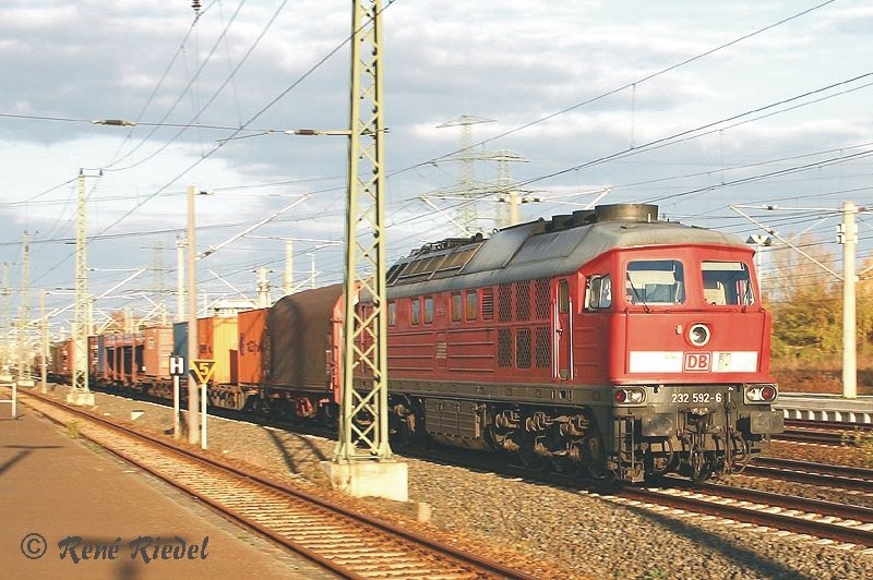 DIE 232 592-6 bei der Durchfahrt in Heidenau Richtung Pirna am 15.11.2006.