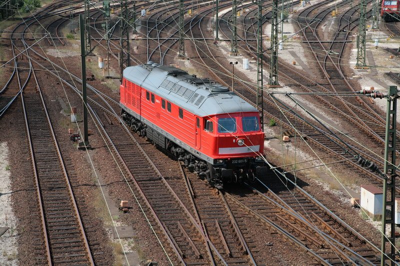 Die 232 601-5 hat einen Gterzug nach Maschen gebracht und fhrt nun zurck zum Abstellgleis. 26.07.2008