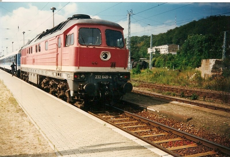 Die 232 649 wird am 29.08.1996 als Bremslok die Kurswagen Berlin-Malm bis zum Sassnitzer Hafen bringen.Noch wartet Sie auf die Ausfahrt aus Sassnitz Richtung Hafen.
