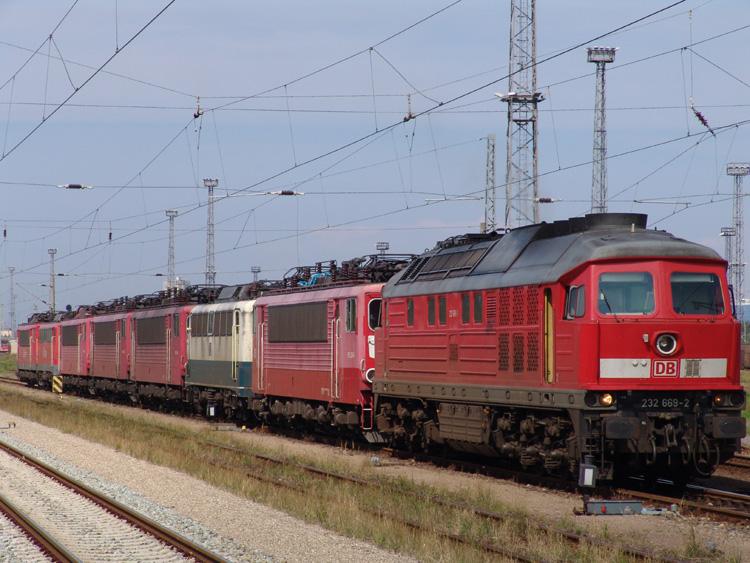 Die 232 669-2 vom Kombiwerk Rostock-Seehafen beim Ausrangieren einer 155 in H�he Hp Rostock-Toitenwinkel.Aufgenommen am 15.08.05