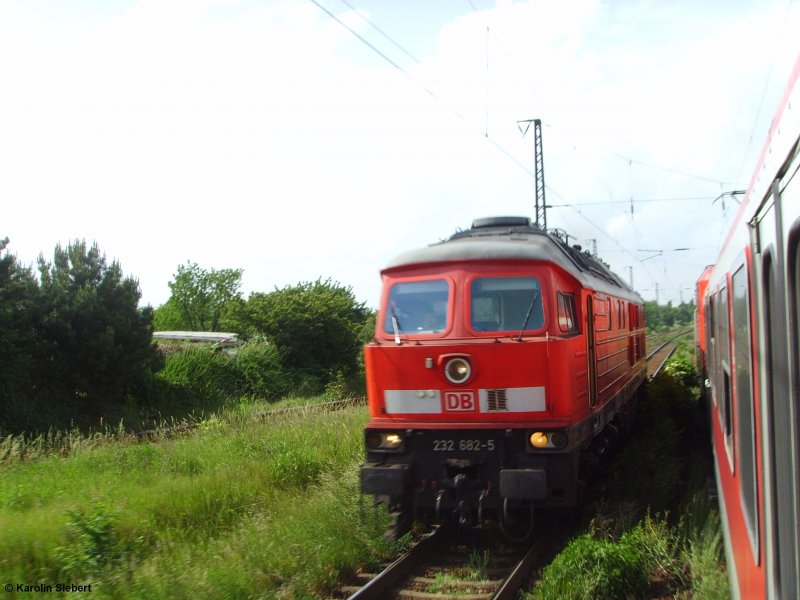 Die 232 682 nahe Leuna auf dem Weg nach Grokorbetha am 26.05.2007 - aus dem Zug heraus fotografiert