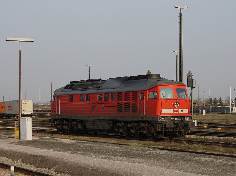Die 233 288 am 04.04.2009 bei einer Rangierfahrt in M�hldorf.