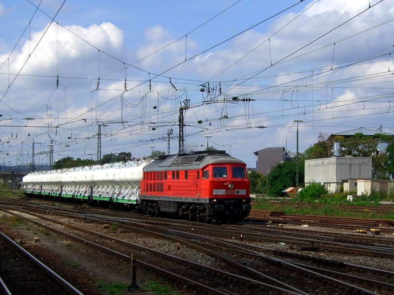 Die 233 510 am 26.08.2008 bei der Durchfahrt mit einem Silowagenzug in Regensburg Hbf.