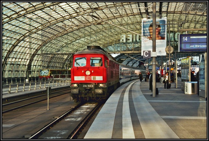 Die 234 144 des Betriebswerkes Halle (Saale) G steht mit dem EuroCity 44  Berlin-Warszawa-Express  von Warszawa Centralna nach Berlin Hauptbahnhof, im Zielbahnhof und wartet auf die Fahrt in das Betriebswerk.