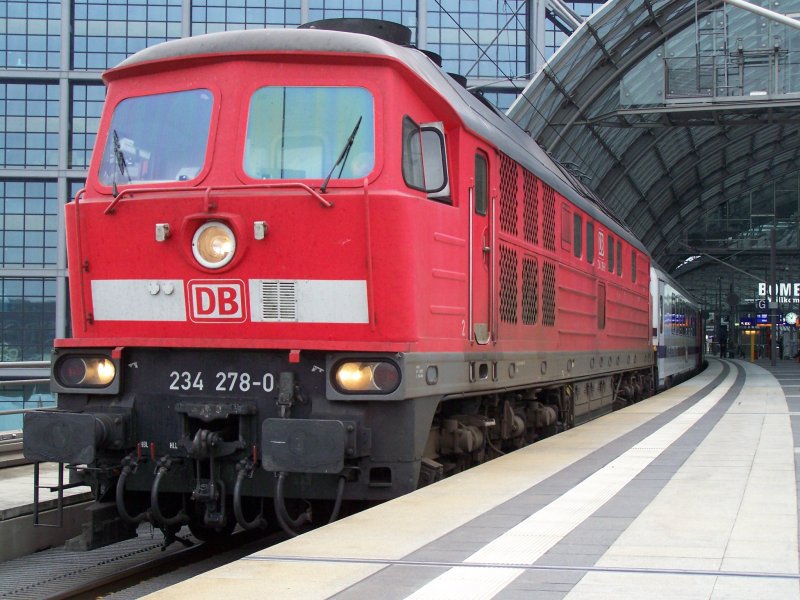 Die 234 278-0 steht am 30.Oktober 2007 mit dem Berlin-Warschau-Express im Bahnhof Berlin Hbf.