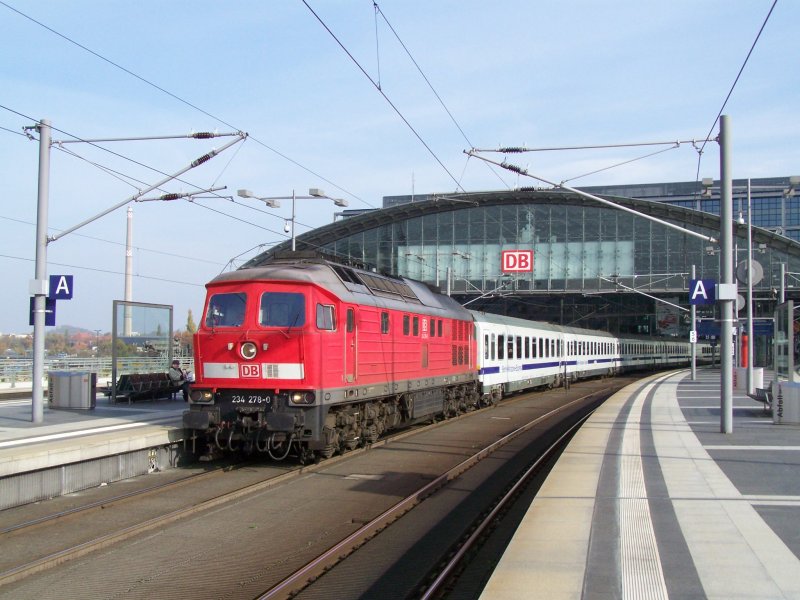 Die 234 278-0 zog am 29.Oktober 2007 den Berlin-Warschau-Express aus dem Bahnhof Berlin Hbf.