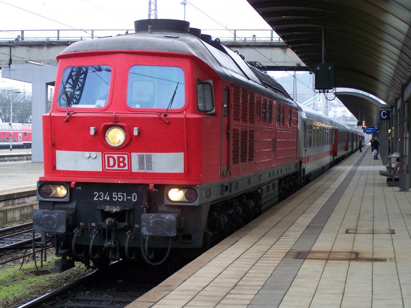 Die 234 551-0 mit einem IC in Ulm Hbf. Aufgenommen am 24.November 2007