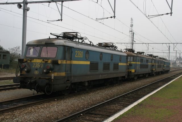 Die 2350, 2601, 2623 und 2356 stehen in Arion zu einem Lokzug gekoppelt; 05.11.2006