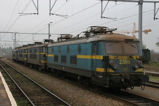 Die 2356, 2623, 2601 und 2350 stehen in Arion zu einem Lokzug gekoppelt; 05.11.2006