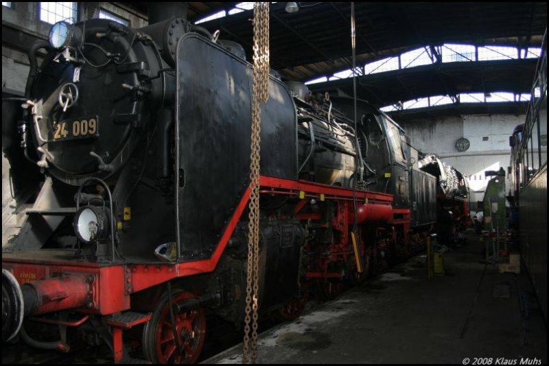 Die 24 009 ist zur Zeit in Gelsenkirchen-Bismarck mit einem Kessel- und Rahmenschaden bei der Historischen Eisenbahn Gelsenkirchen eingestellt, leider etwas beengt fr eine Aufnahme.   16.02.2008