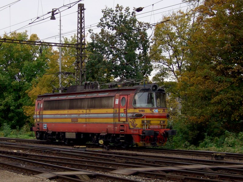 Die 240 086 am 03.10.2008 bei einer Rangierfahrt in Pilsen Hbf. 