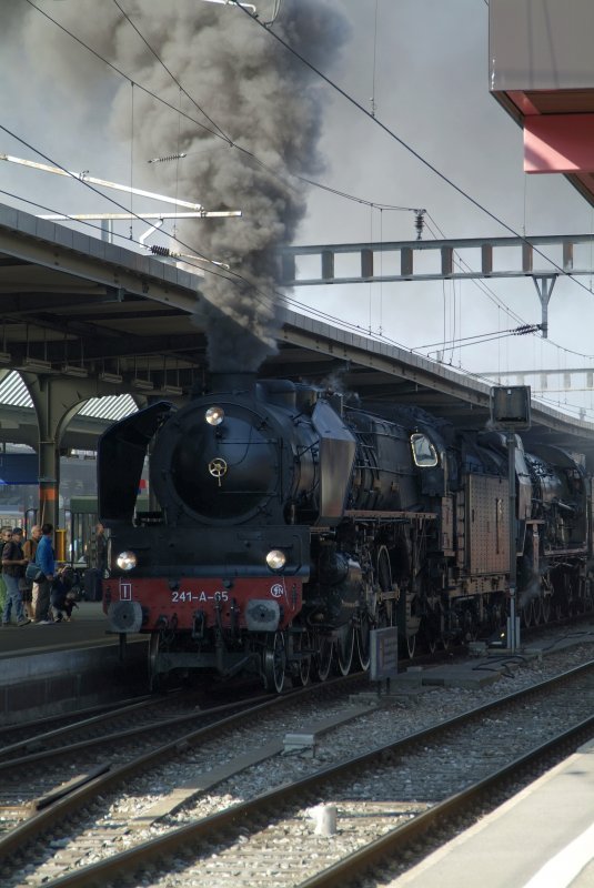 Die 241 A und 241 P in Genf zur weiterfahrt nach Basel.
31.05.2009