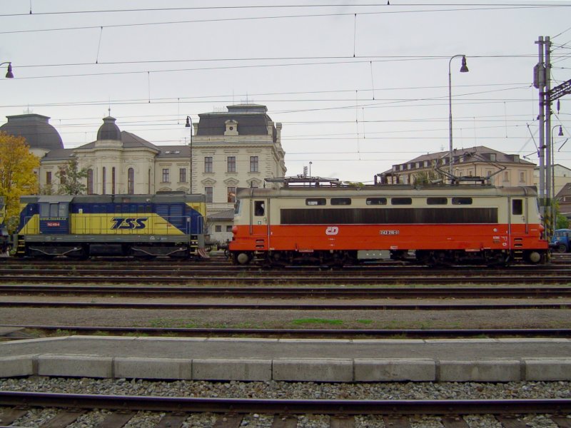 Die 242 216 und die 742 410 am 03.10.2008 in Pilsen Hbf. 