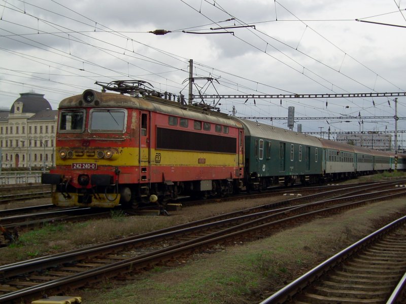 Die 242 240 am 03.10.2008 mit einem OS bei der Ausfahrt aus Pilsen Hbf. 