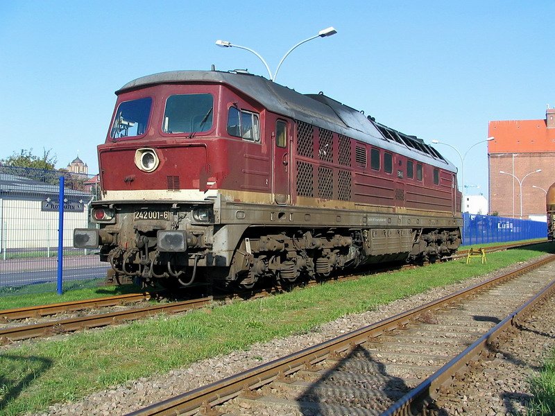 Die 242001-6 abgestellt im Nordhafen von Stralsund noch mit ihrem alten roten Farbkleid