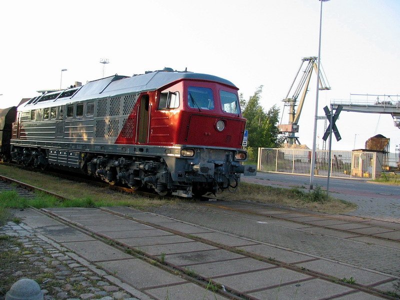 Die 242001-6 im neuen Farbkleid aber leider noch keine Baureiennummer ich denke das das bald nach geholt wird auf dem Weg vom Nordhafen in Richtung Neubrandenburg