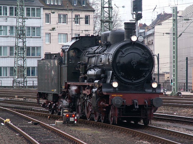 Die 2455 fhrt in den Dsseldorfer Hauptbahnhof ein. Sie hat eben den  Zug der Erinnerungen , ein Projekt gegen das Vergessen von Deportationen, von Wiehl nach Dsseldorf gezogen. Das Foto stammt vom 09.03.2008 