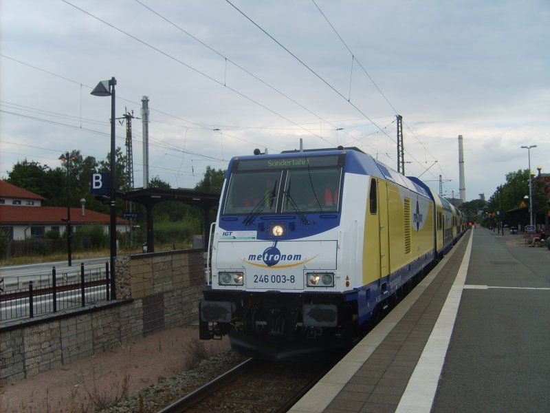 Die 246 003-8 steht am 18.7.07 mit eingeschaltetem Fernlicht als Sonderfahrt im Bahnhof Uelzen