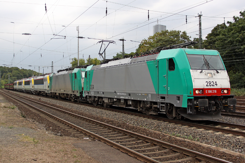 Die 2824 (E186 216) mit einen Lz, BR.28 und 18 und ein paar lehren Autozug wagen in Kln West, am 12,08,09