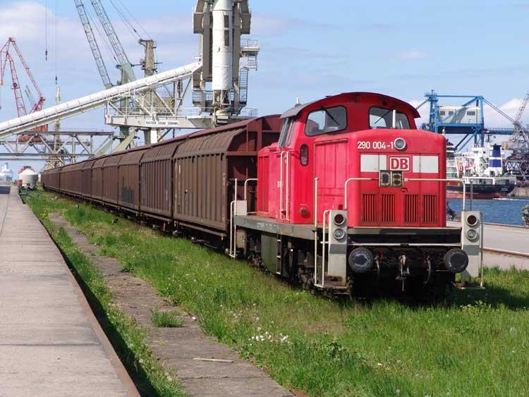 Die 290 004-1 beim Rangieren im Seehafen Rostock(18.05.05)