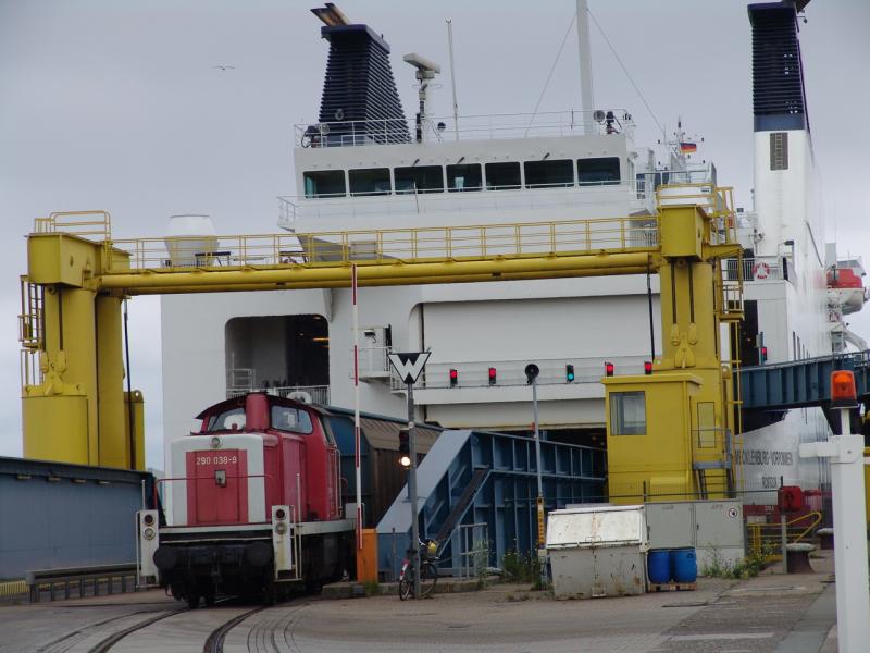 Die 290 038-9 bei der Beladung der Fhre Mecklenburg Vorpommern im Rostocker-Seehafen,aufgenommen am 22.07.04