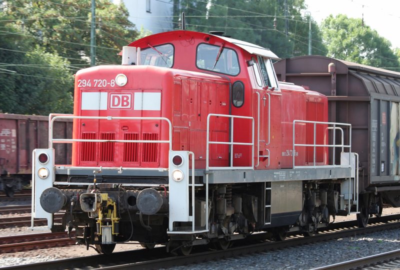 Die 294 720-8 zieht einen kurzen Gterzug durch Kln West am 29.07.2009