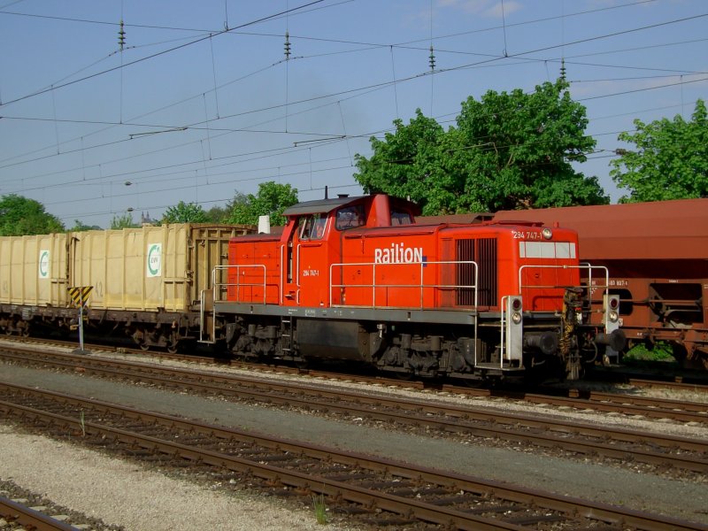 Die 294 747 am 13.05.2008 mit einem M�llzug in Lichtenfels. 