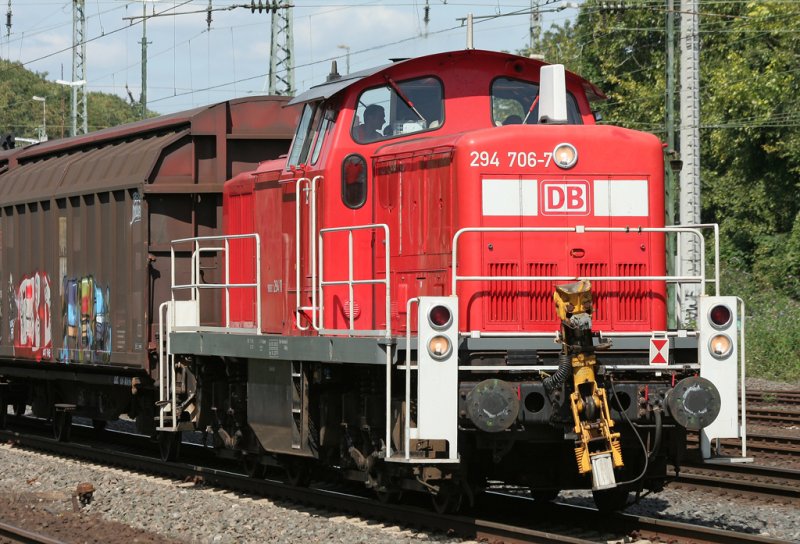 Die 294 760-7 zieht einen kurzen Gterzug durch Kln West am 31.07.2009