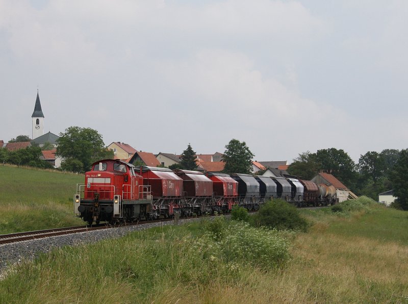 Die 294 762 mit der bergabe nach Amberg am 26.06.2009 bei Gebenbach. 