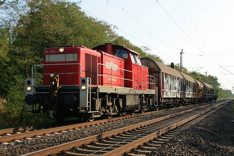 Die 294 802-4 vor einem Gterzug in Kelsterbach am 20.08.2009