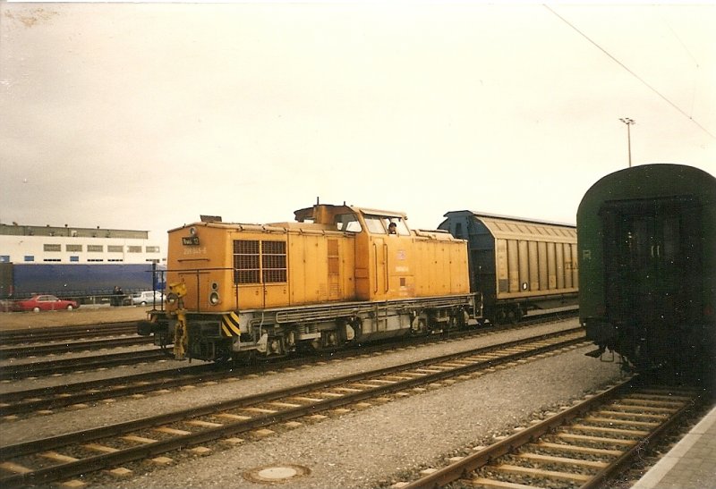 Die 298 045 bei Rangierarbeiten im Februar 1998 im Fhrhafen Mukran.Zu diesem Zeitpunkt war der neue Fhrhafen nach Schweden noch nicht ganz fertig aber der Verkehr rollte bereits.