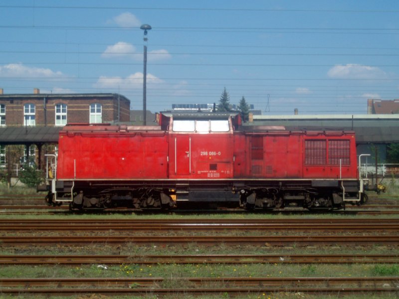 Die 298 086-0 (ex V 100) am 27.04.08 im Bahnhof Cottbus .