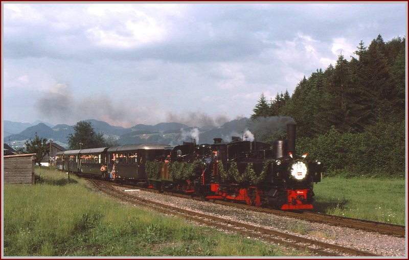Die 298er als Vorspann vor Lok 4 bei der Einfahrt mit dem Jubilumszug 75 Jahre Bregenzerwaldbahn in Schwarzenberg. (Archiv 07/77)