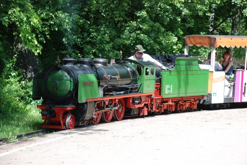 Die 2C1 gesteuerte Miniaturdampflok  Springerle  im Stuttgarter Hhenpark Killesberg am 17.05.2009.