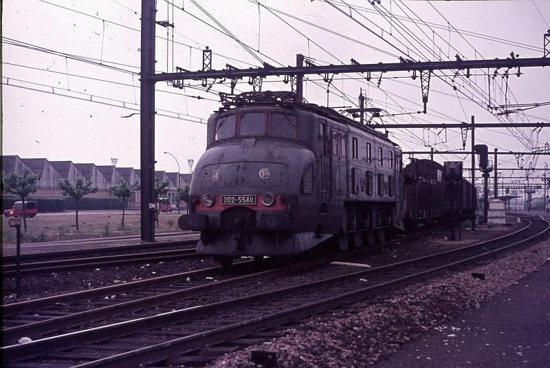 Die 2D2 Lokomotiven der 5000er Klasse waren unterschiedlichen Designe Vorstellungen unterworfen hier die Variante die mir pershnlich am hlichsten vorkam hier bei der durchfahrt im Bhf.Tours der SNCF