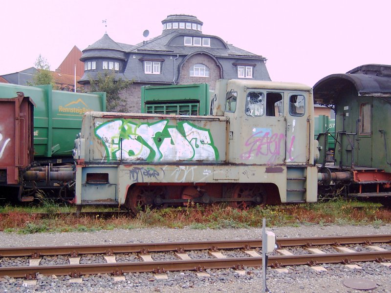 Die 2te demolierte V22 in Ilmenau(Thringen).Man mte die Jugendlichen dranstellen und die Lok in Ordnung bringen lassen, die so was zerstren.