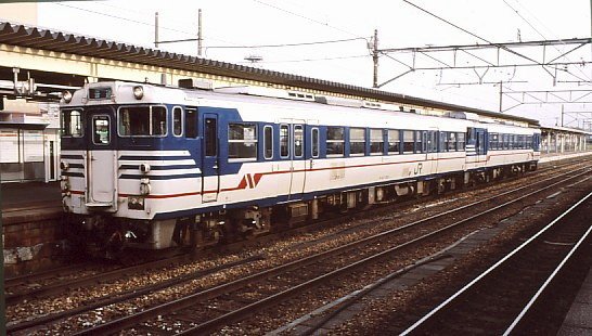 Die 3 letzten Dieseltriebwagen-Serien für die alte Staatsbahn: KIHA 40, KIHA 47 und KIHA 48. Im Bild ein KIHA 47 (キハ47）, 370 Triebwagen erbaut 1976-1979; nur 1 Führerstand, Türen entlang der Seitenwand. Hier ist die キハ47 1513, zusammen mit dem キハ40 502, nach langer Fahrt durch das einsame Bergtal von Aizu Wakamatsu her in Niitsu eingetroffen, 16.April 2008.  