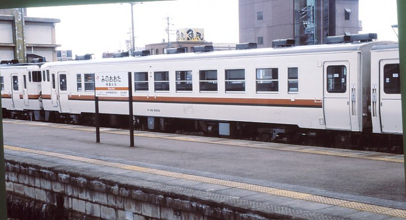 Die 3 letzten Dieseltriebwagen-Serien für die alte Staatsbahn: KIHA 40, KIHA 47 und KIHA 48. KIHA 48　(キハ48) hat nur 1 Führerstand, Endplatformen, 126 Triebwagen erbaut 1978-1981. Hier ist die キハ48 6809 in Mino Oota, 19.April 2008. 